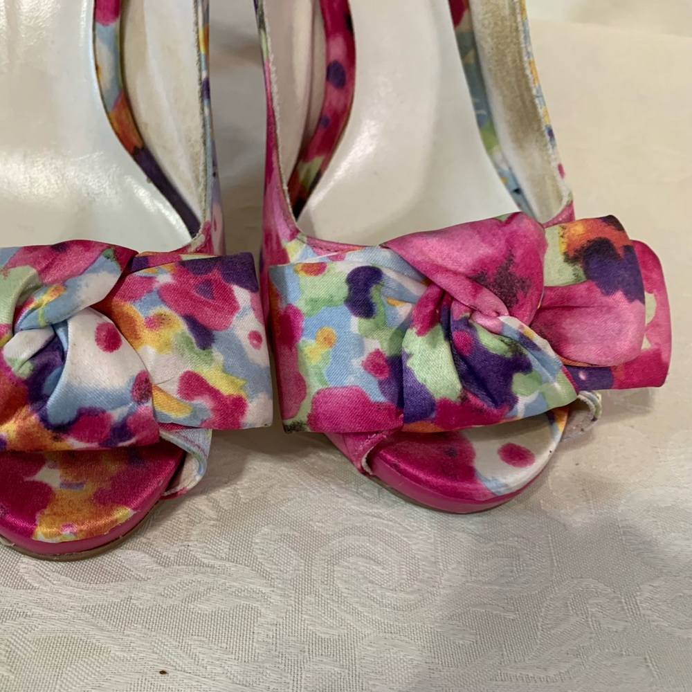 Fioni heels, 8.5, multi colored cloth over man made material - Picture 2 of 6
